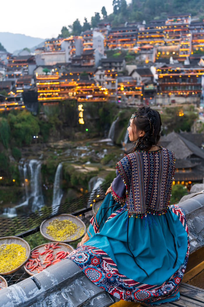 Mujer observando la ciudad de Lijiang