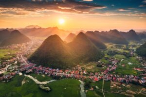 Atardecer detras de las montañas en Yangsho China